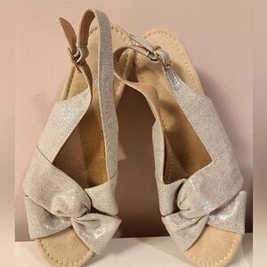 Elegant Bow Silver and Hay Color Platform Slingback Sandals, size 9D